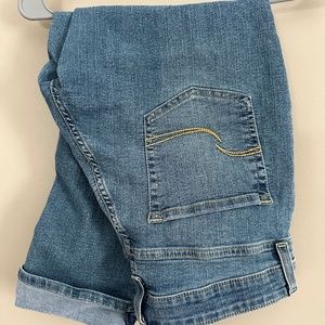 Mid-Rise Capri, Levi Strauss Signature Gold, Rolled Cuff Medium Wash